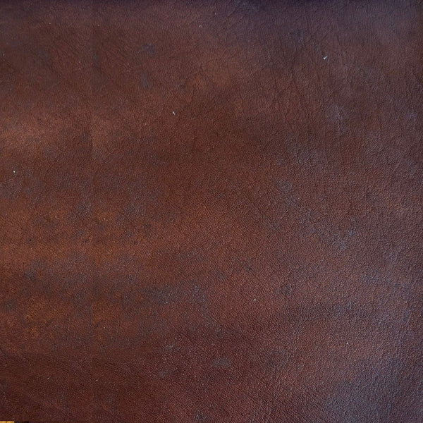 Natürliches Büffelleder (BUFFALO brown washed) ist unsere Nummer eins, wenn es um Leder für Stühle geht.